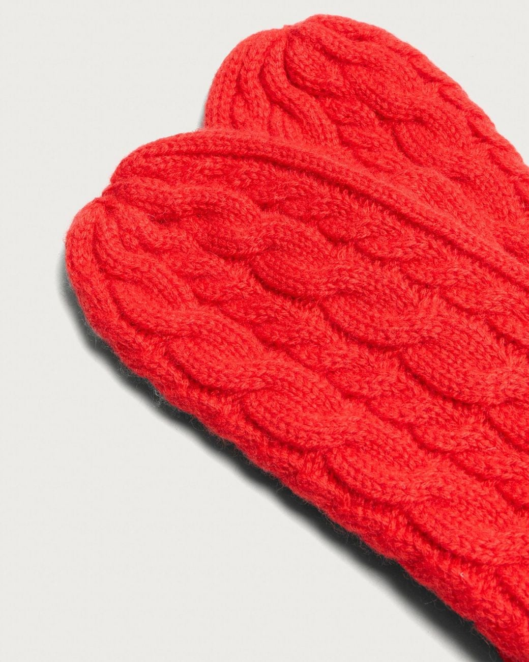 Knited Rope End Damson Madder Cable Knit Mittens in Red | Lyst
