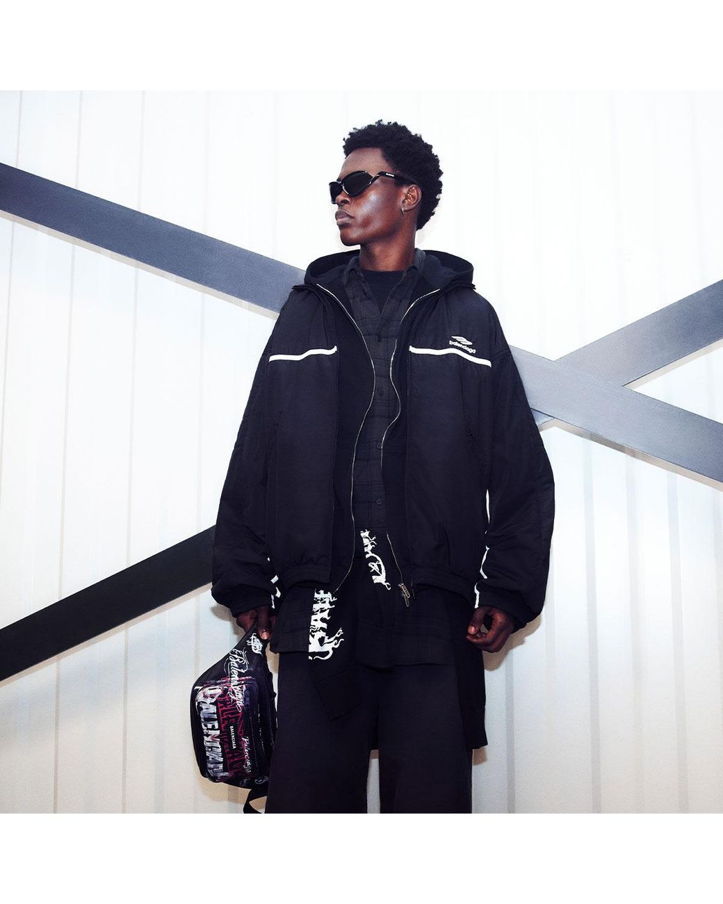 BALENCIAGA ラージ Tracksuit ジャケット Black ロゴ 関税送料込 ブラック（黒）系 BALENCIAGA(バレンシアガ) ジャージ(メンズ