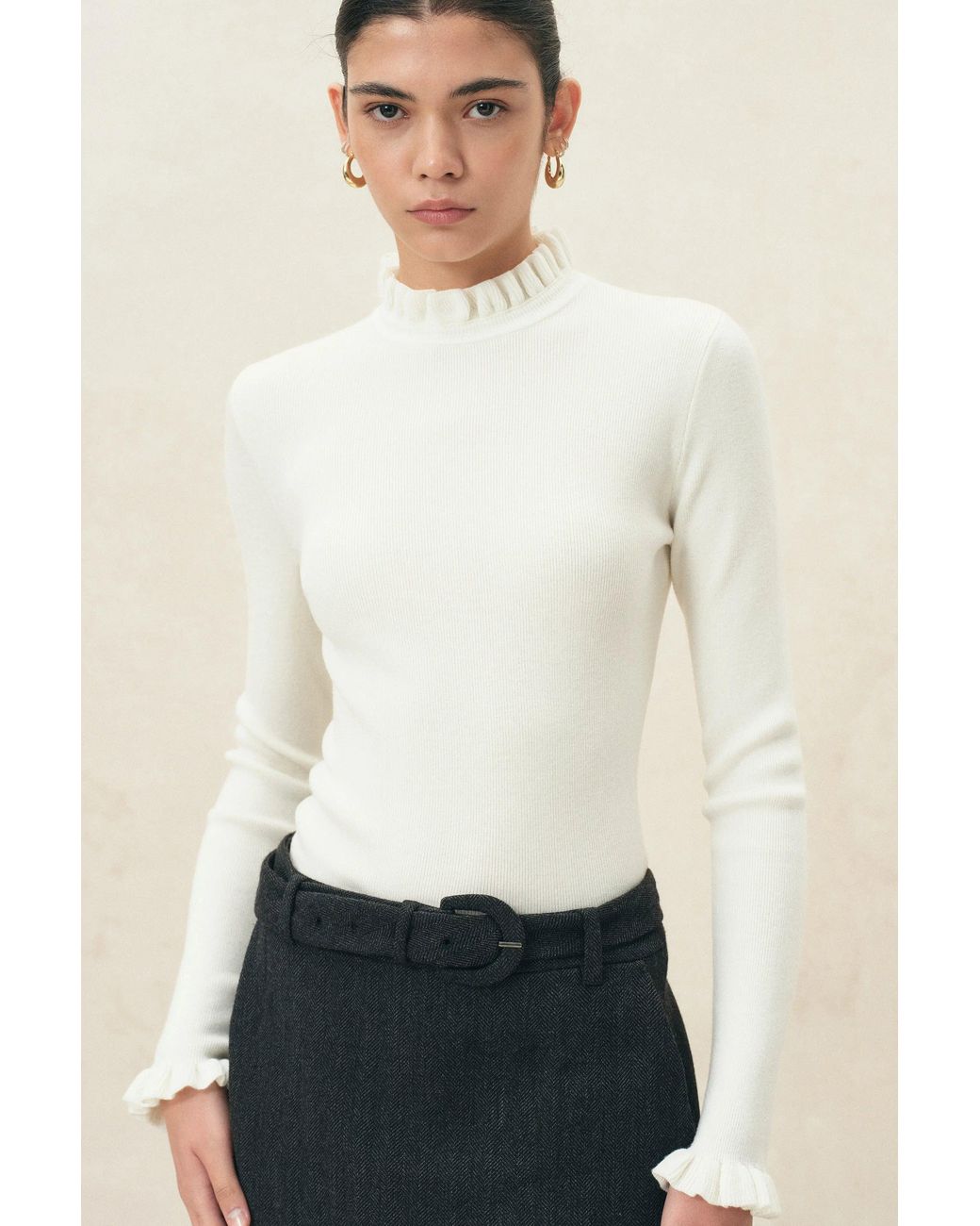 Fabrique Natural Lieve Ruffle Trimmed Fitted Turtleneck Top