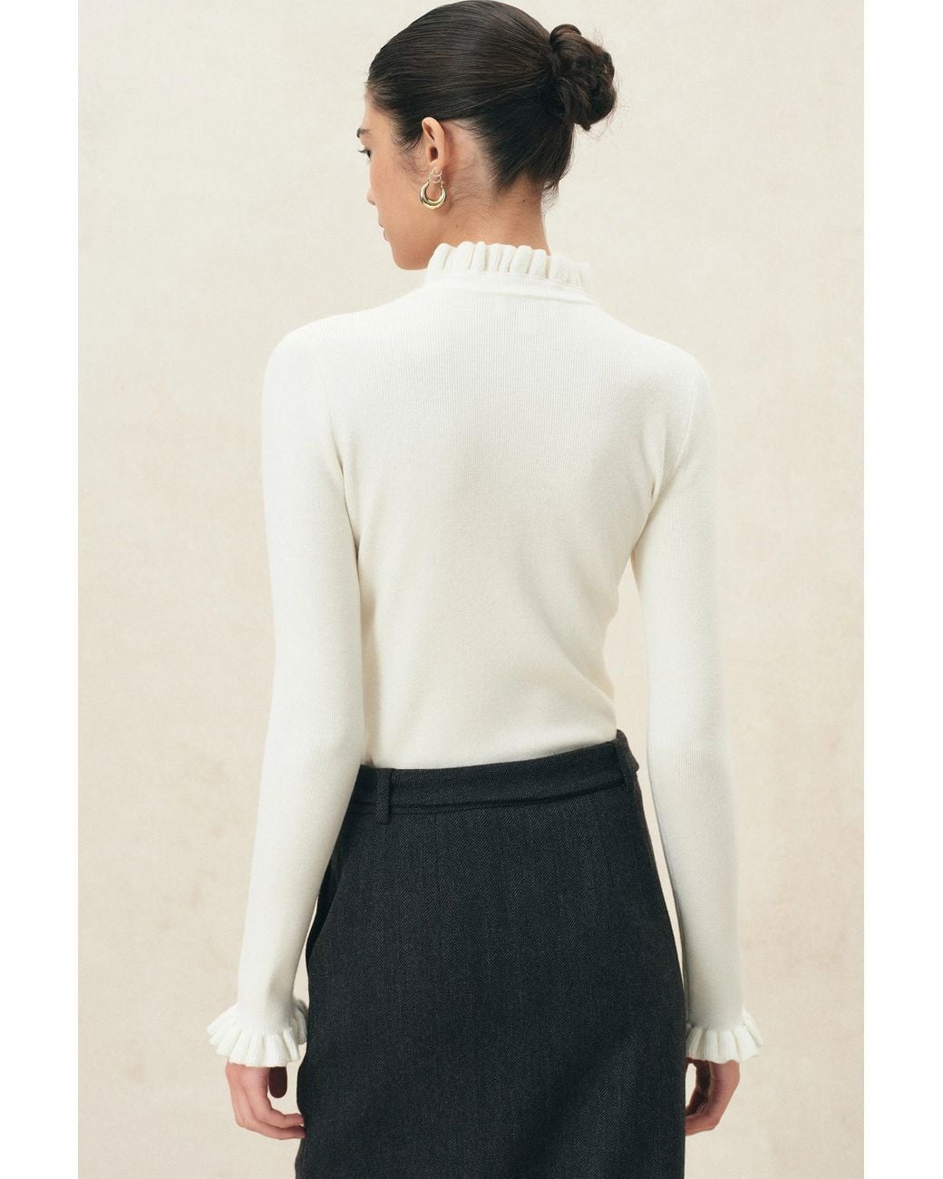 Fabrique Natural Lieve Ruffle Trimmed Fitted Turtleneck Top