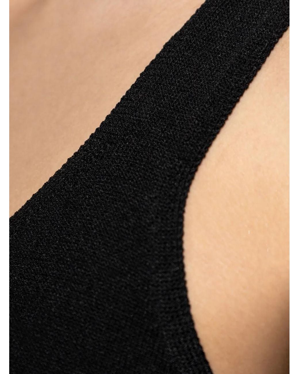 Top Con Cuello En V Akep de color Black