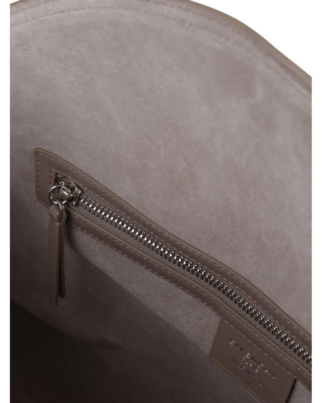 Givenchy Gray Mittelgroße Voyou Tasche Aus Glänzendem Leder