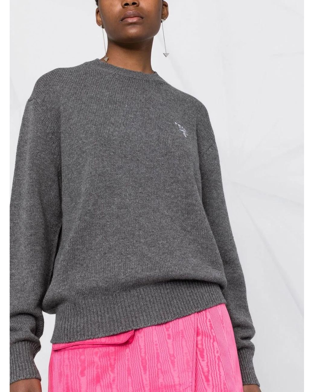 Pull À Logo Poitrine Prada en coloris Gray