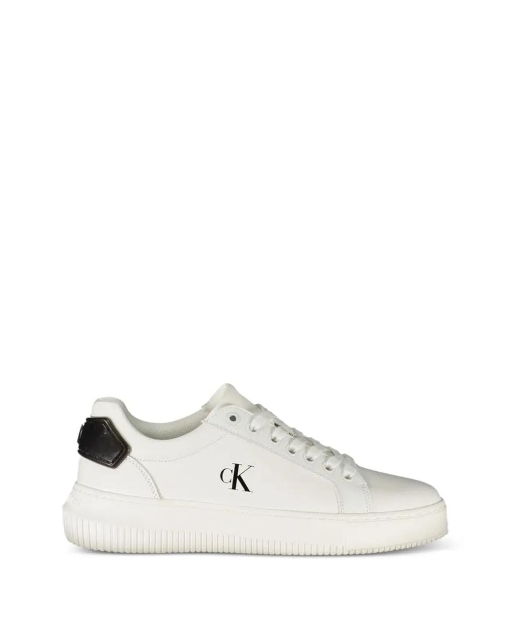 Calvin Klein White Baskets En Cuir À Logo Embossé