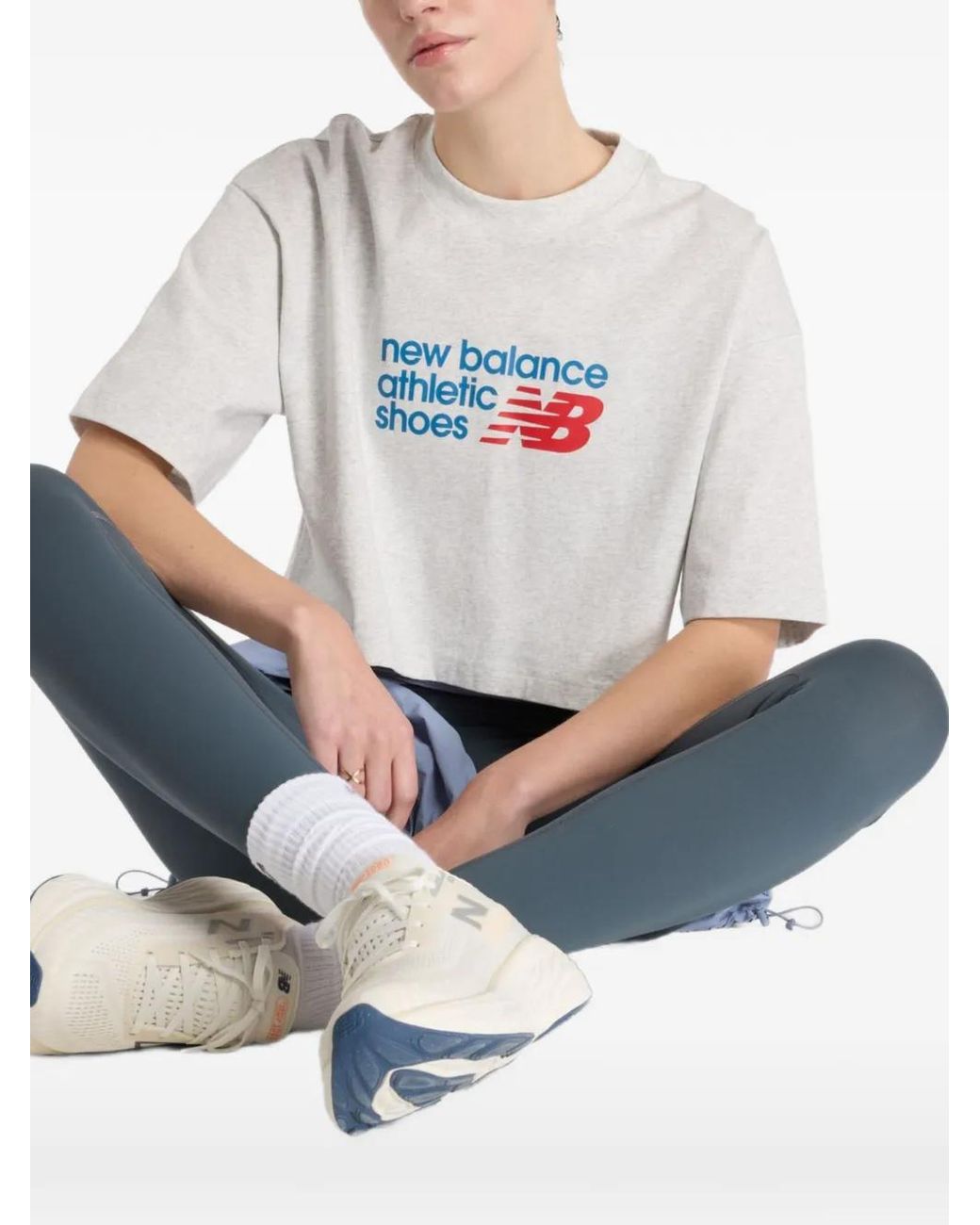 New Balance Gray T-Shirt Crop Athletics Premium À Logo Poitrine