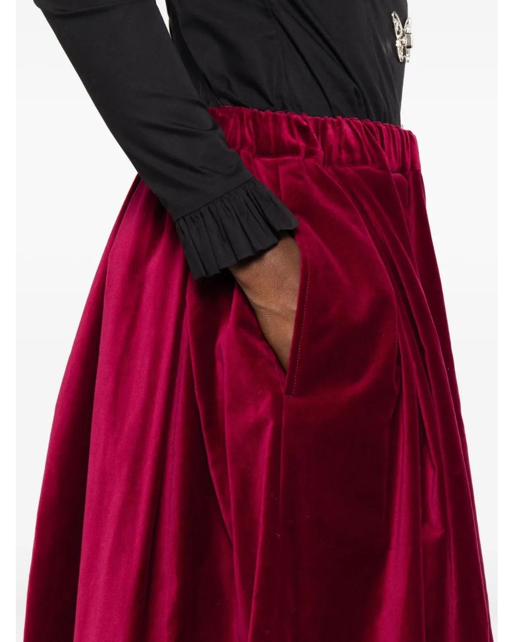 Comme des Garçons Midi-Plooirok in het Red