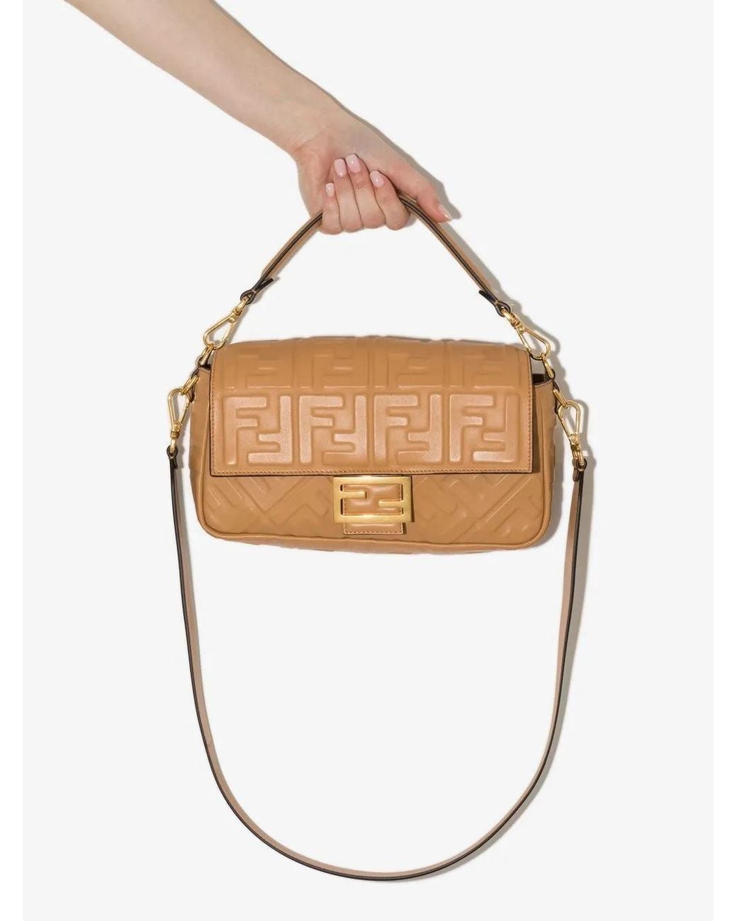 Bolso de hombro Baguette con logo en relieve Fendi de color Metallic