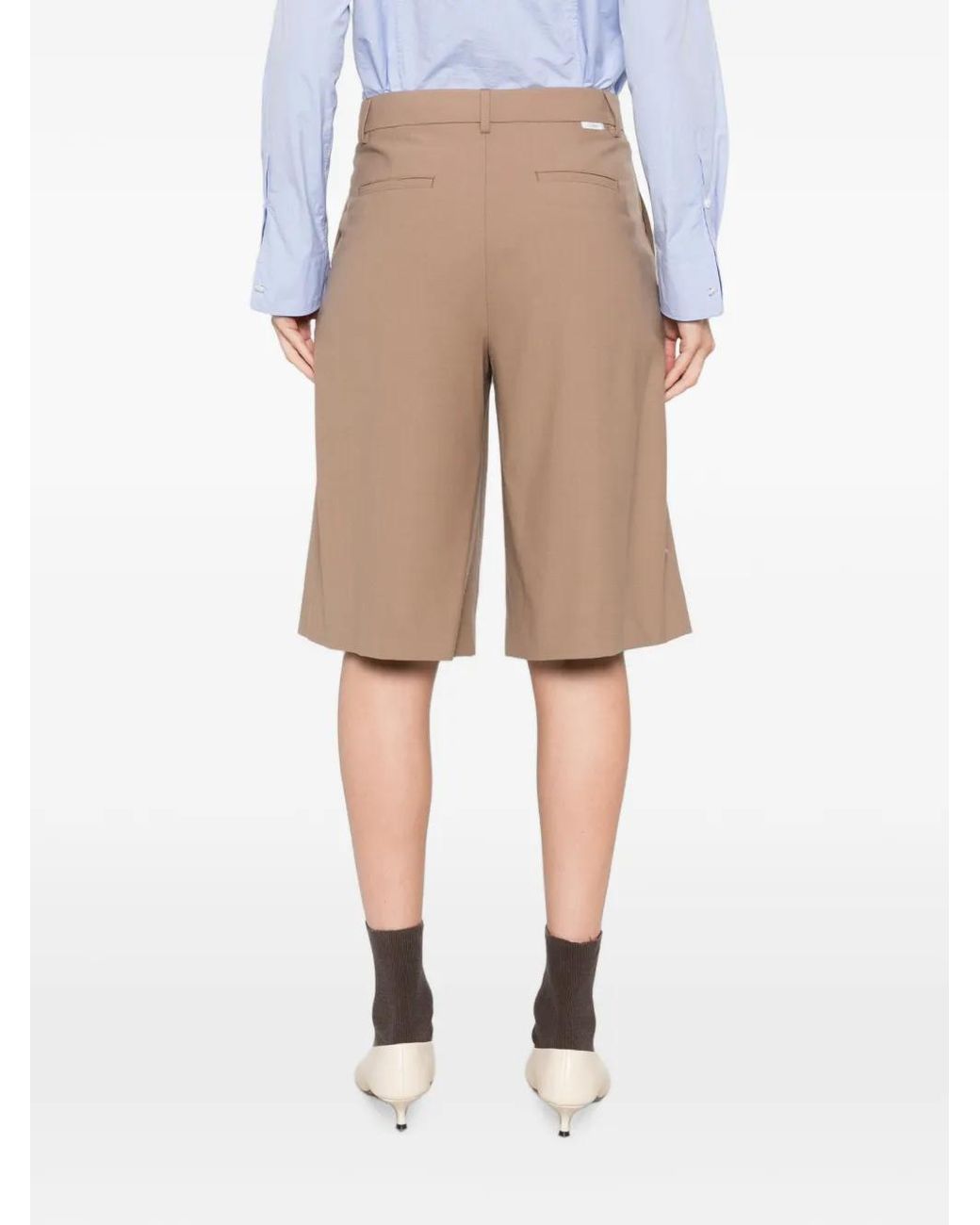 Closed Pleated Knee-Length Shorts in het Brown