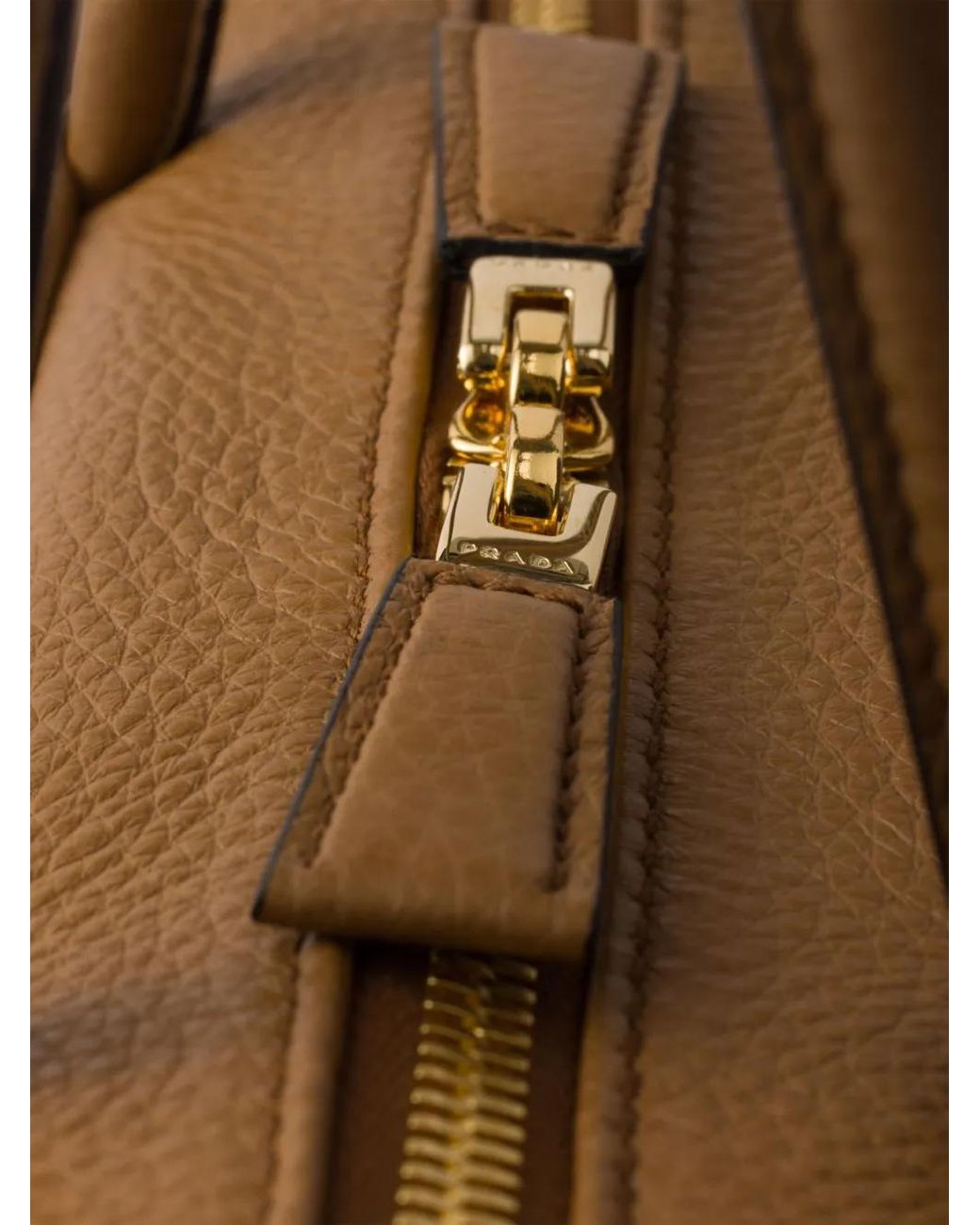 Bolso De Hombro De Piel Con Placa Del Logo Prada de color Natural