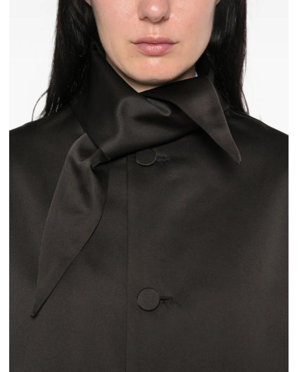 Abrigo Con Acabado Satinado Y Lazo En El Cuello Plan C de color Black