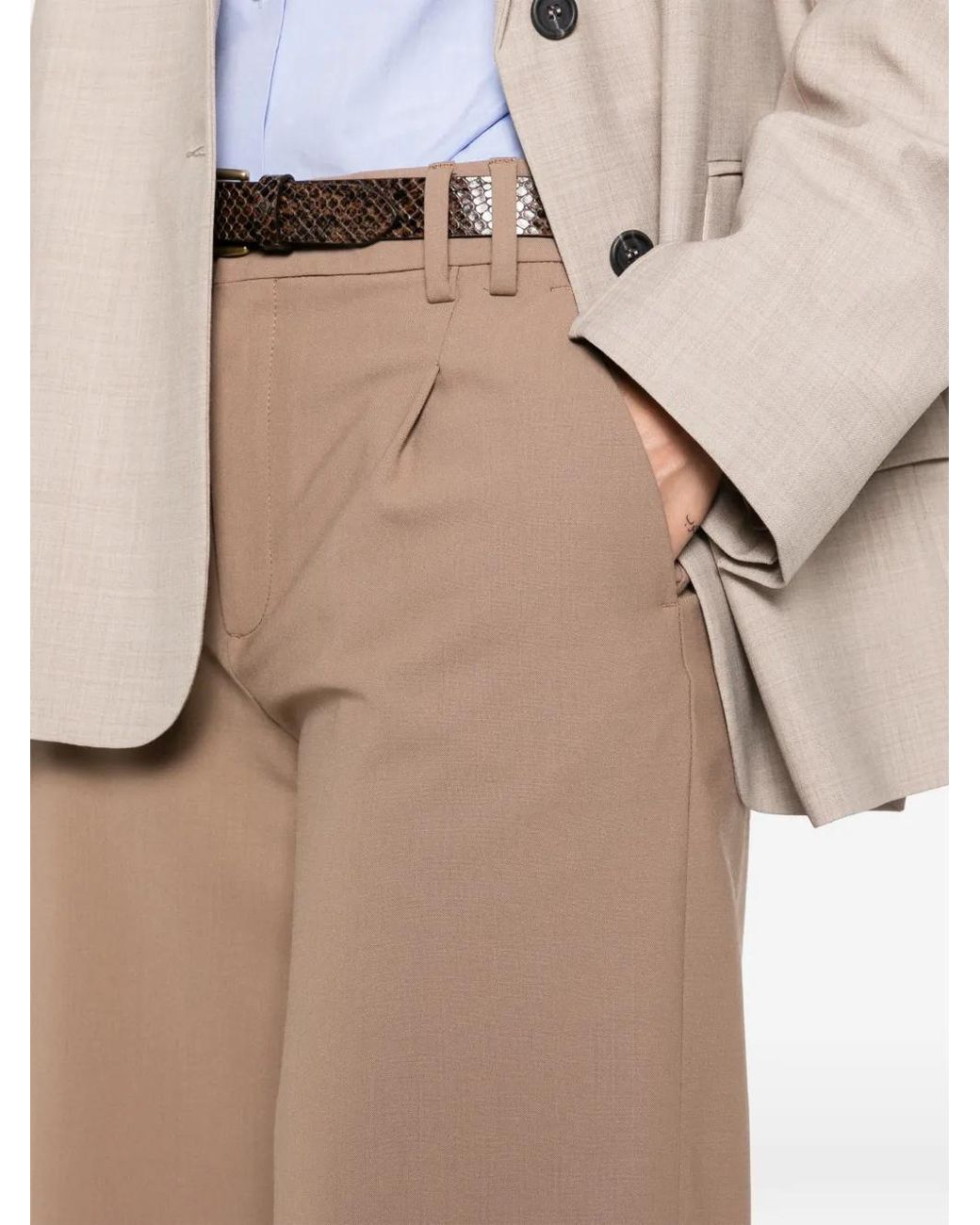 Closed Pleated Knee-Length Shorts in het Brown