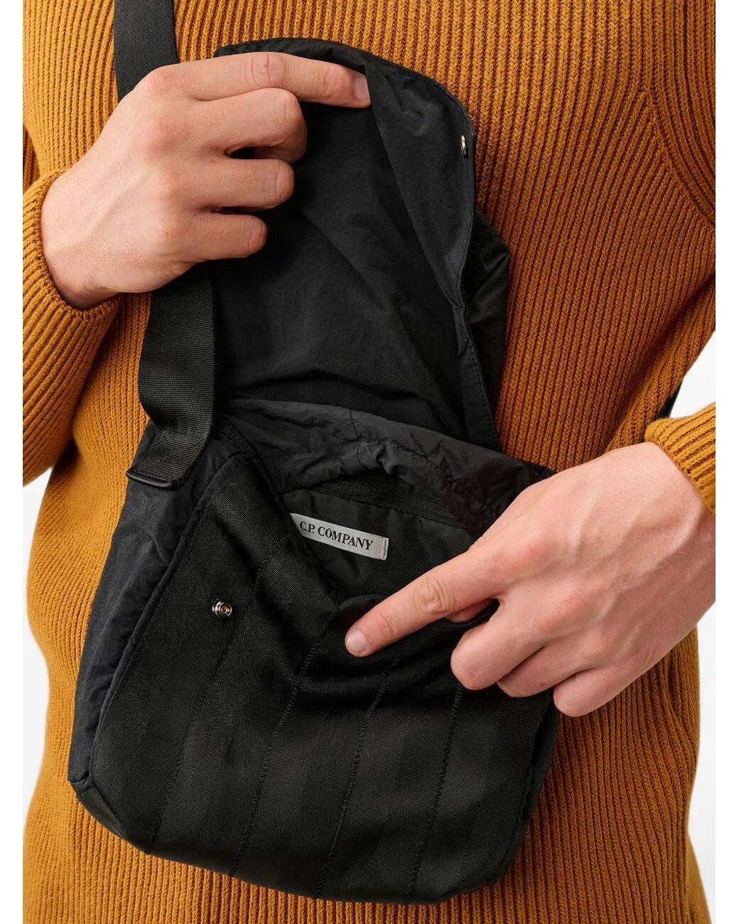 C P Company Black Sac Porté Épaule À Logo Brodé for men