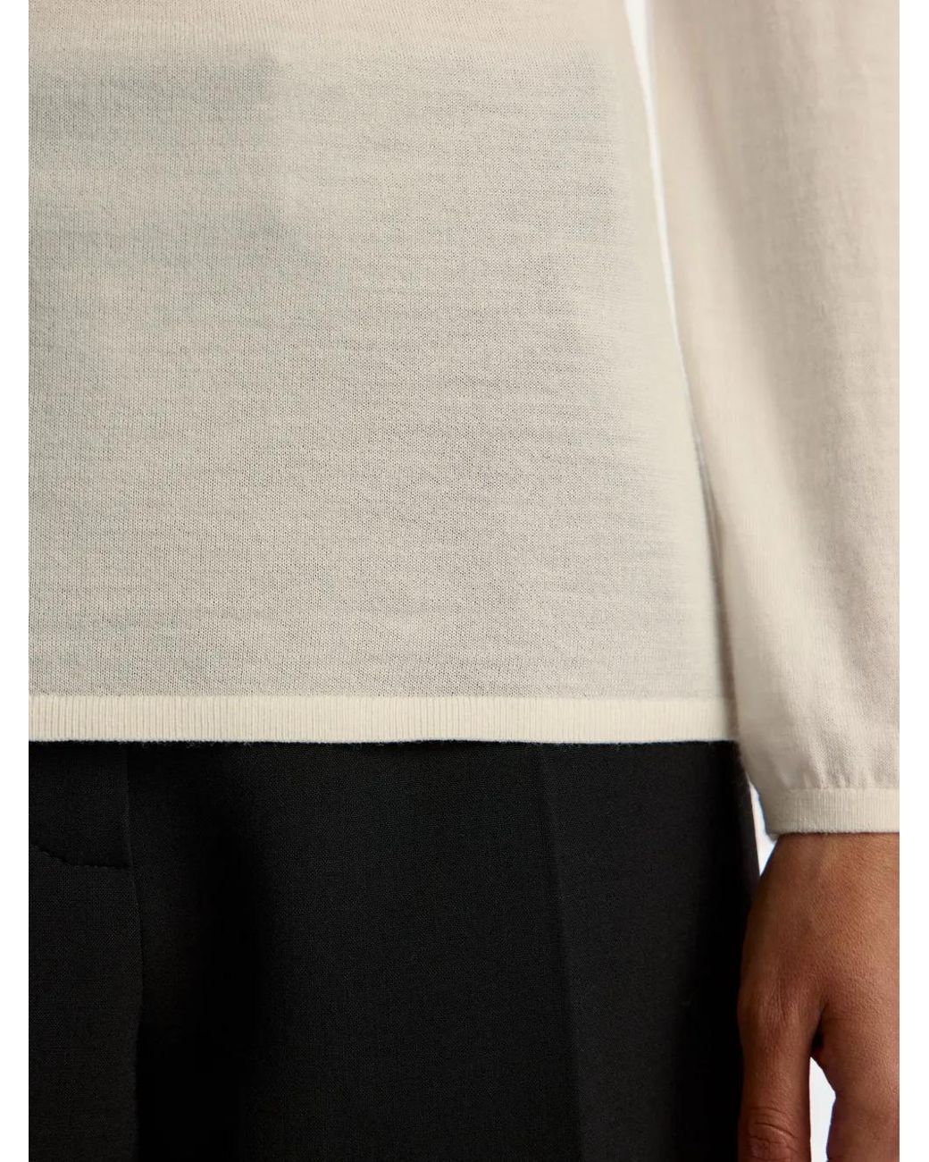 12 STOREEZ White Crew-Neck Top