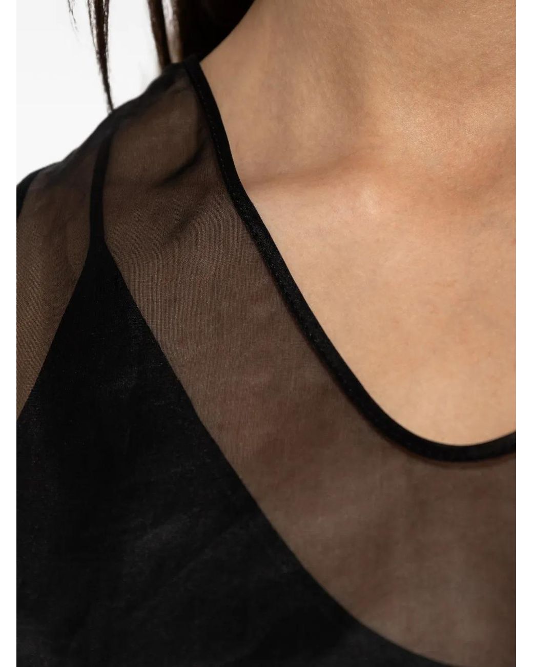 Top Con Cuello En V AMI de color Black
