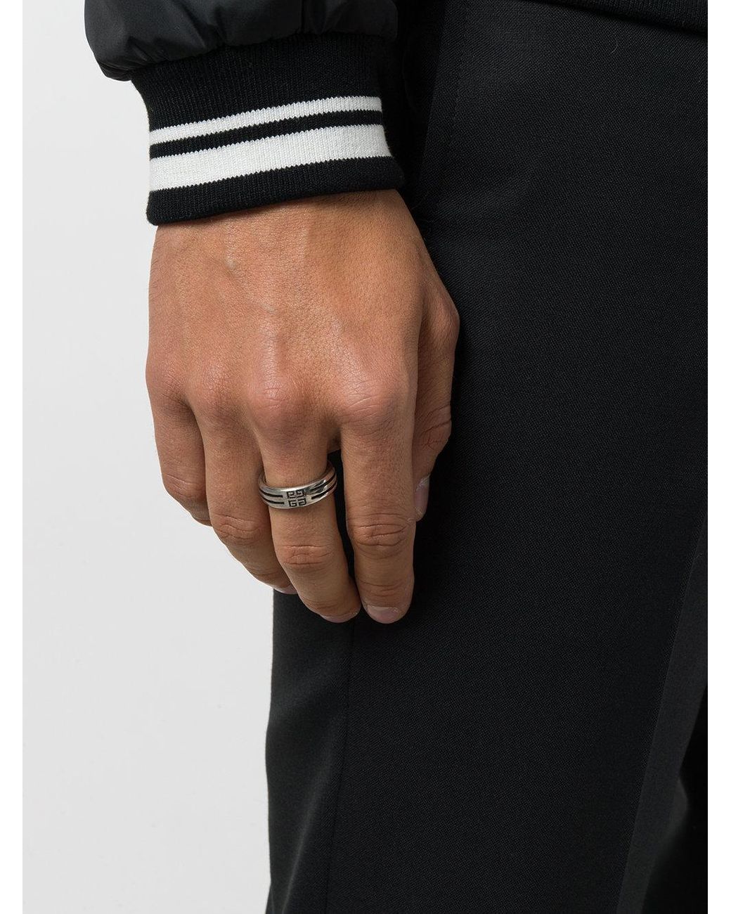 Anillo con grabado del logo Givenchy de hombre de color Metálico | Lyst
