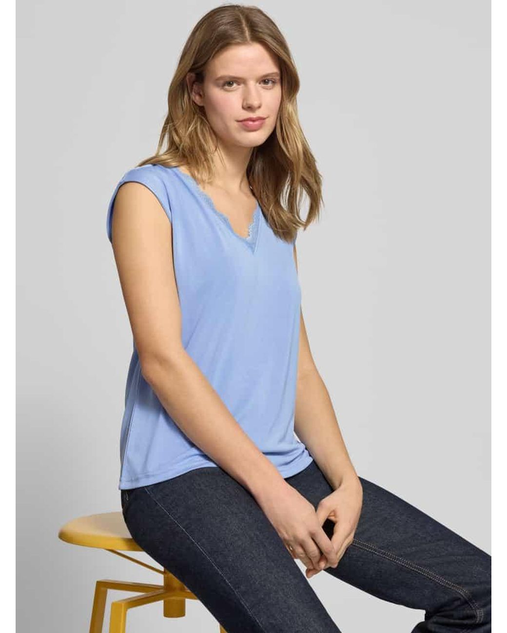 Pieces Blue Relaxed Fit T-Shirt aus Modal-Mix Modell 'KAMALA LACE'