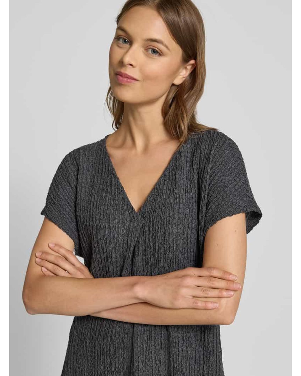 Christian Berg Women Black Relaxed Fit T-Shirt mit V-Ausschnitt und Zierfalte