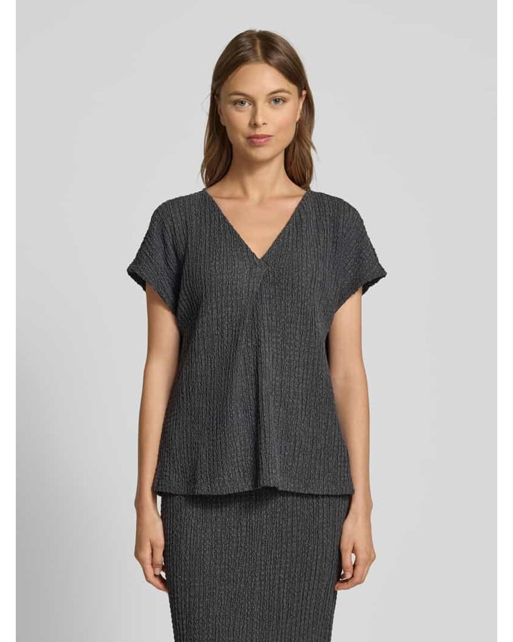 Christian Berg Women Black Relaxed Fit T-Shirt mit V-Ausschnitt und Zierfalte