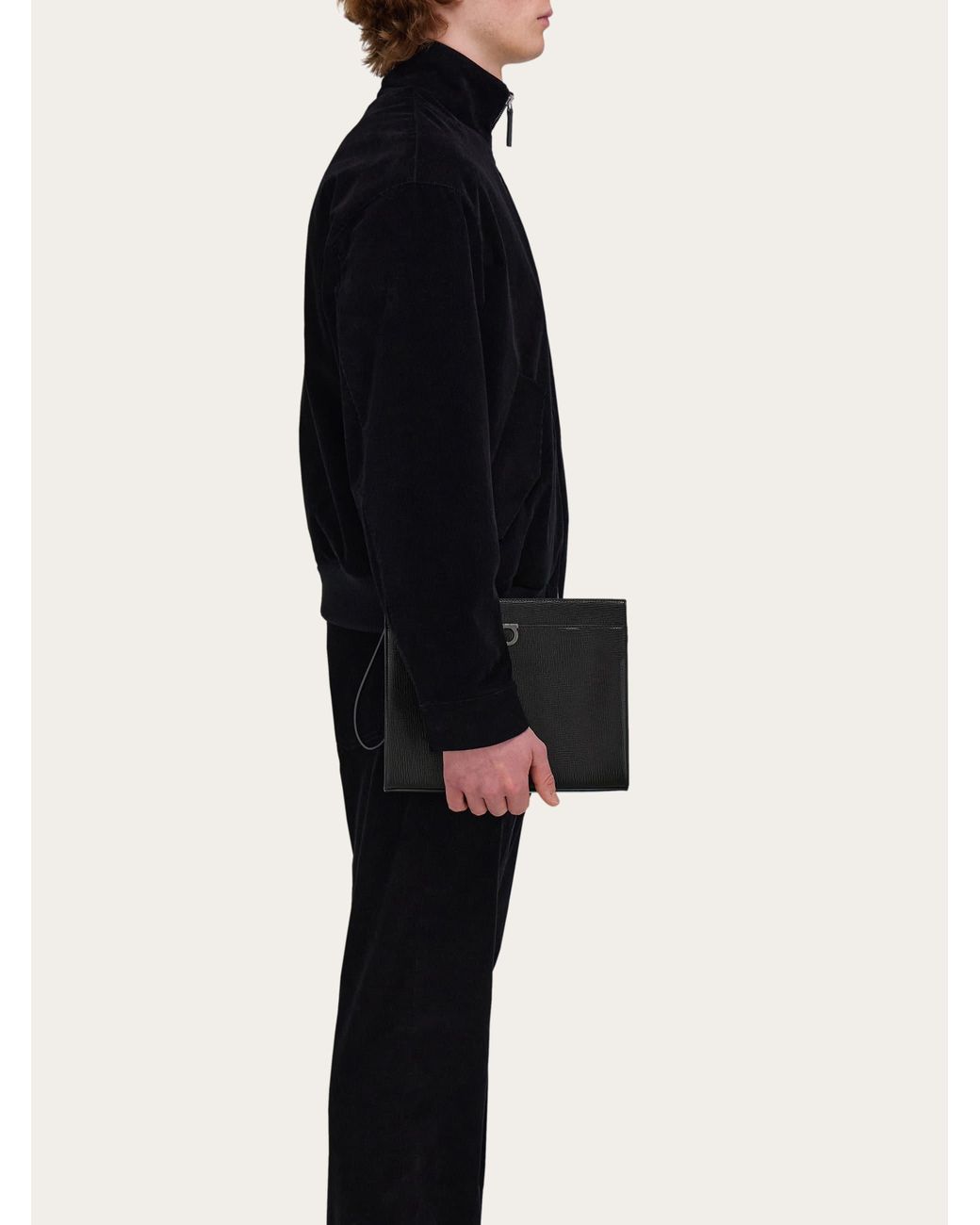 Uomo Pouch Gancini di Ferragamo in Black da Uomo