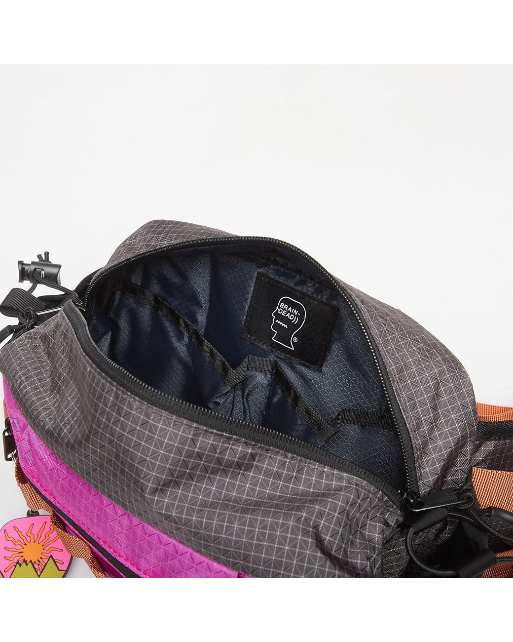 Sac banane equipment hip bag universal Brain Dead en coloris Pink