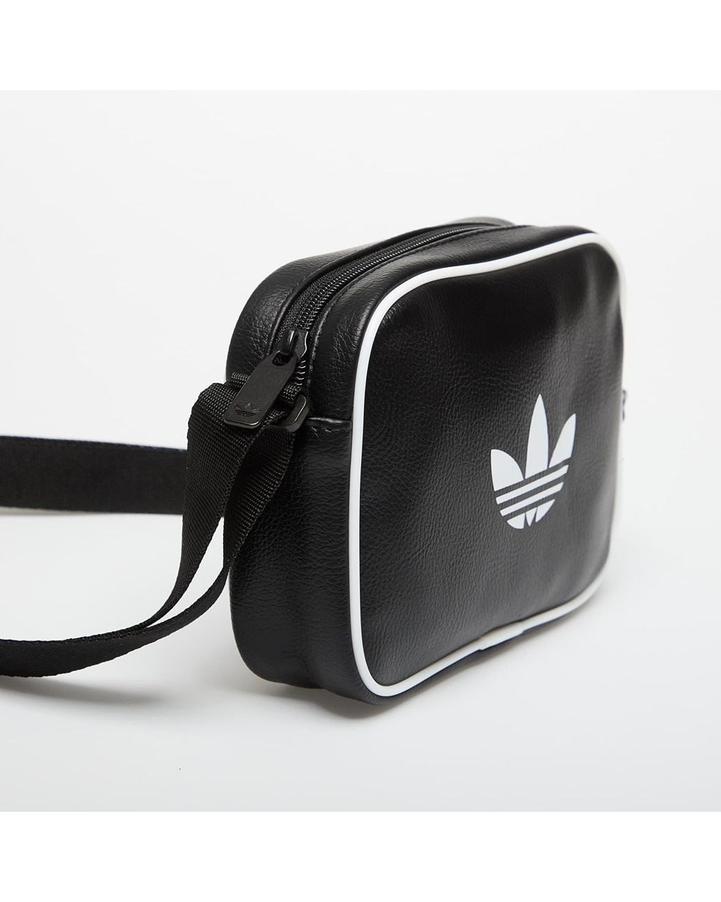 Sac adidas adicolor classic mini airliner 1,5 l Adidas Originals en coloris Black