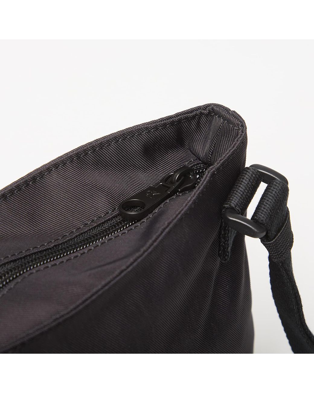 Borsa Bold Flatpack di Calvin Klein in Black