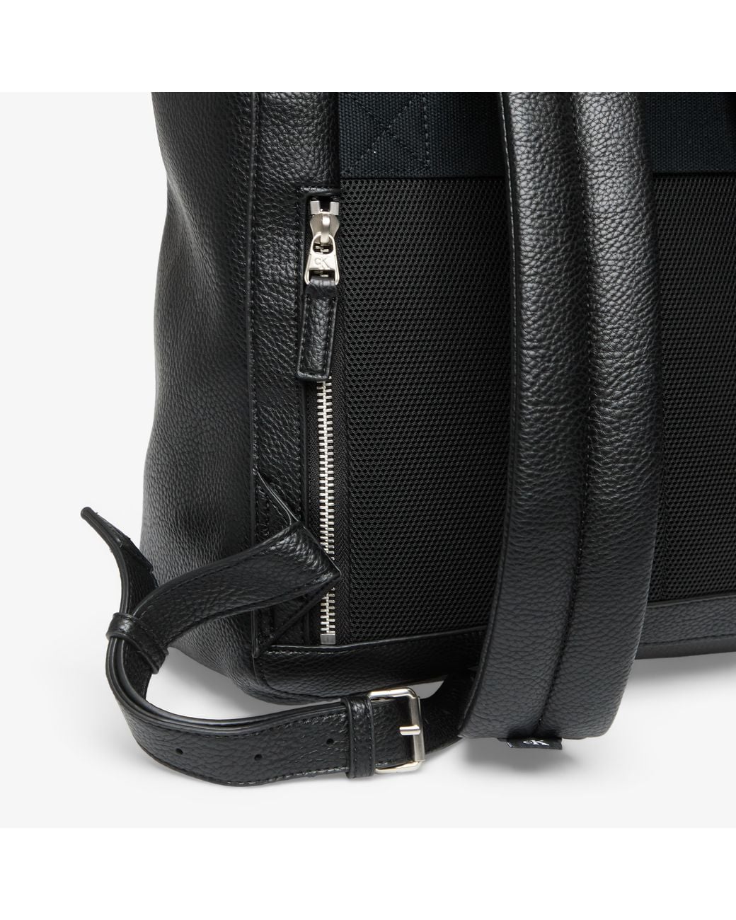 Zaino Bold Pebble Flap Backpack di Calvin Klein in Gray