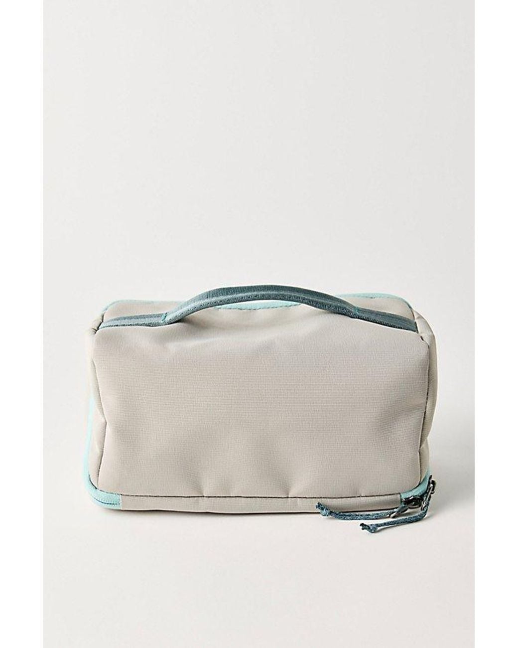 COTOPAXI Gray Viaje Toiletry Kit