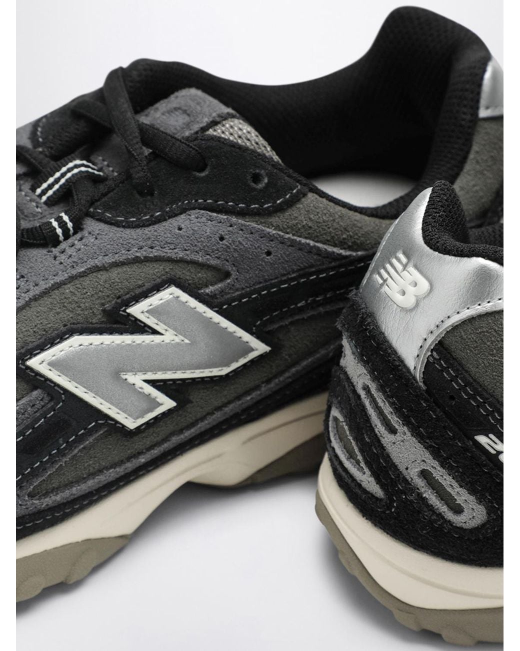 New Balance Black 204L Running Sneakers for men