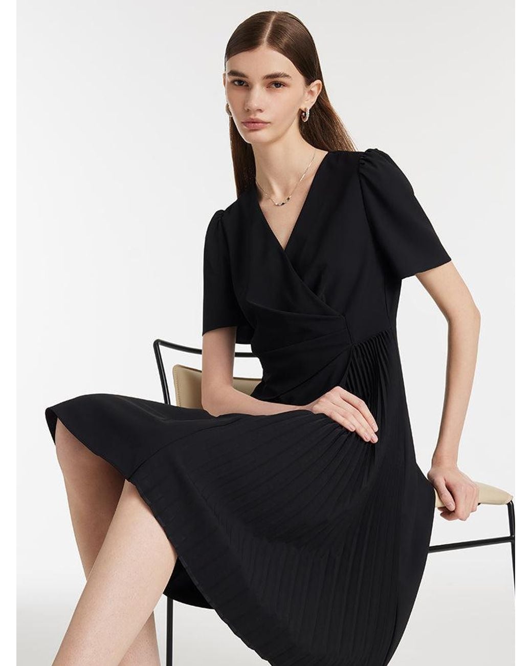 GOELIA Black V-Neck Patchwork Pleated Mini Dress