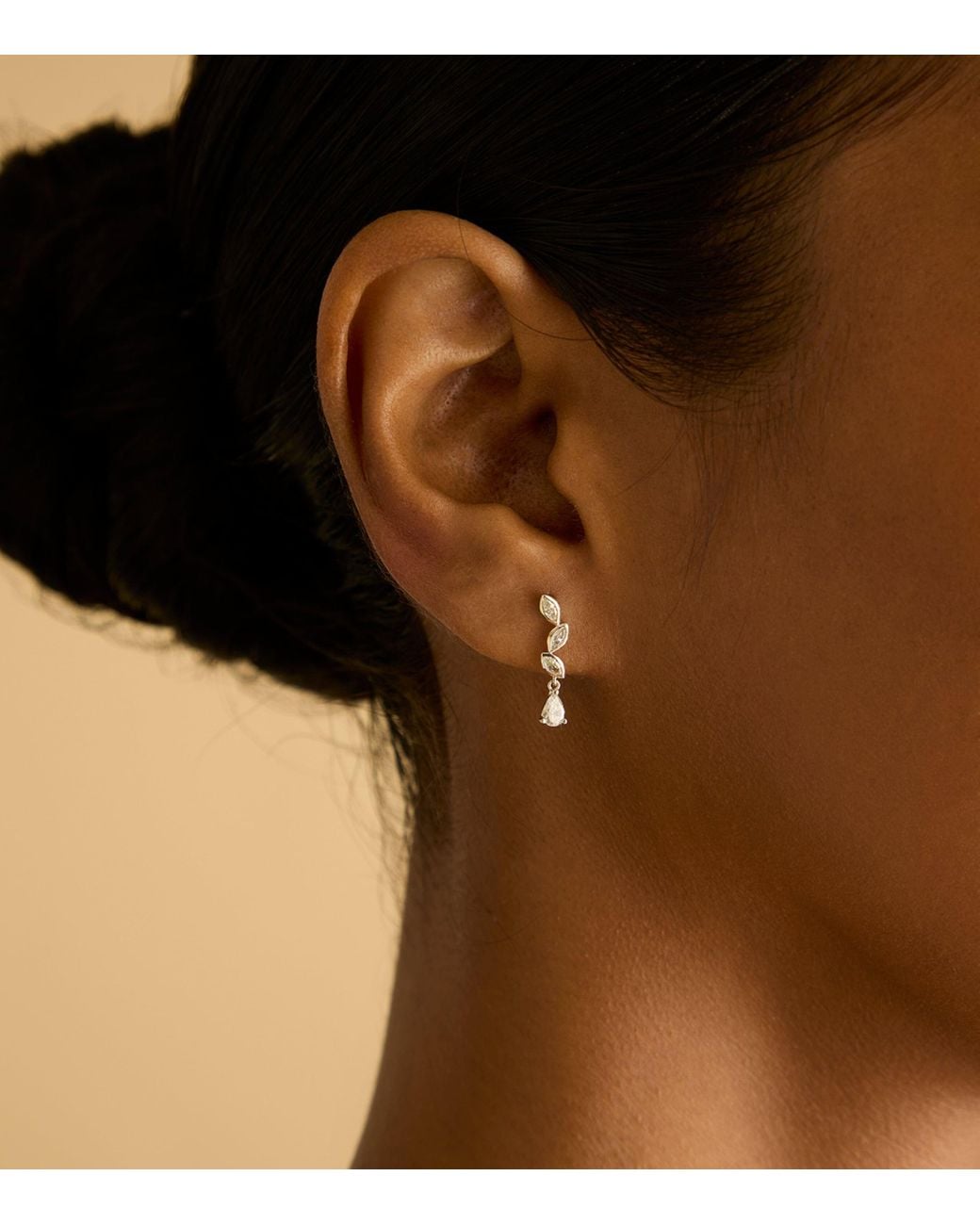 Astrid & Miyu White And Diamond Earrings