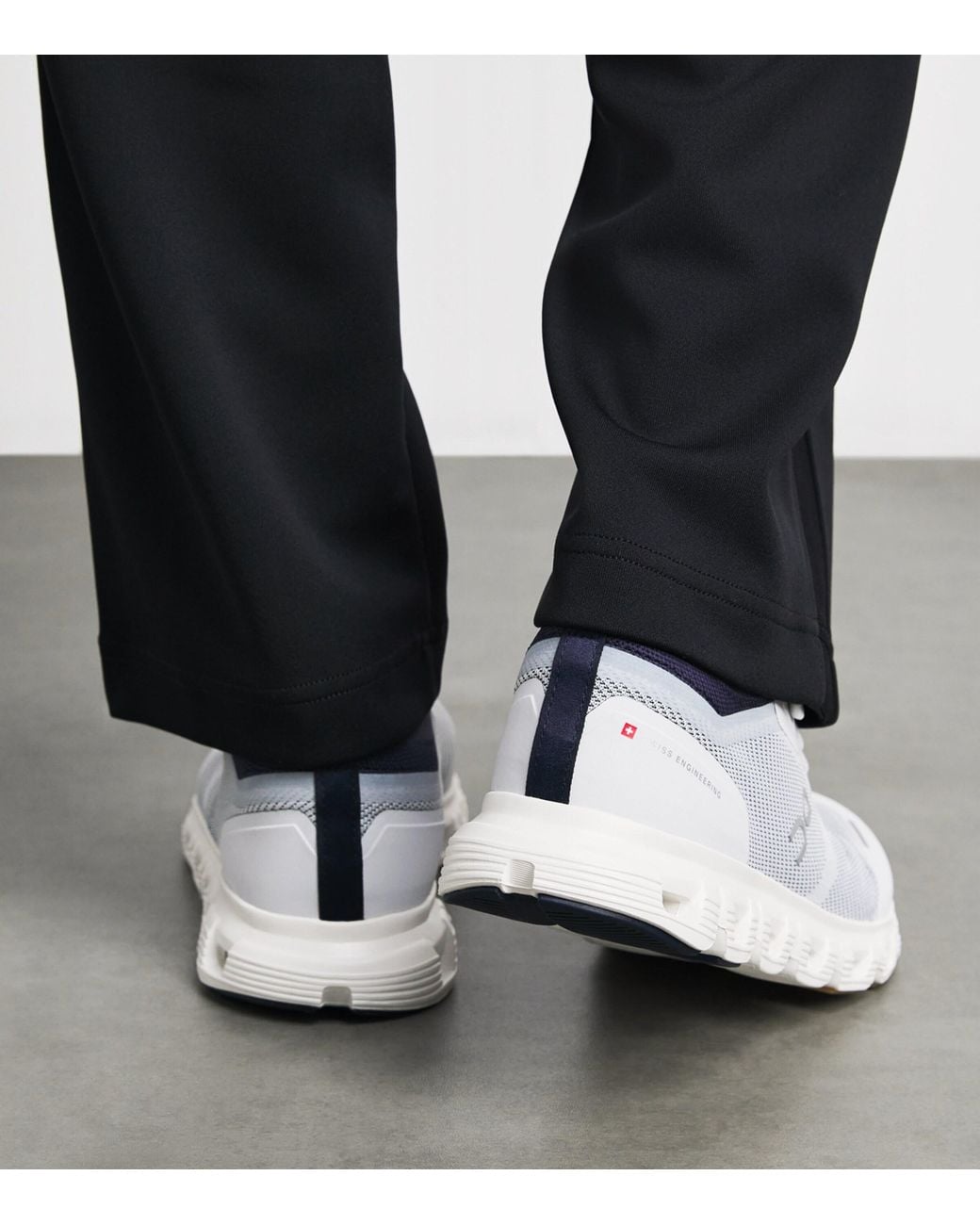 On Shoes White Cloud 6 Versa Trainers for men