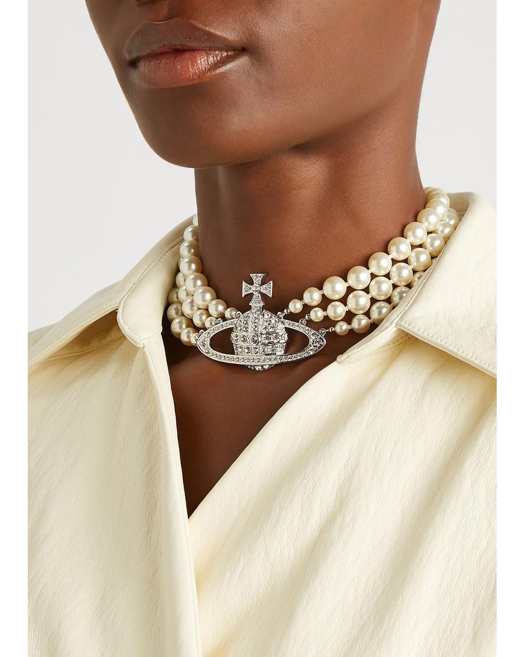 Selvforkælelse Primitiv Der er en tendens Vivienne Westwood Three Row Pearl Bas Relief Orb Choker in Metallic | Lyst