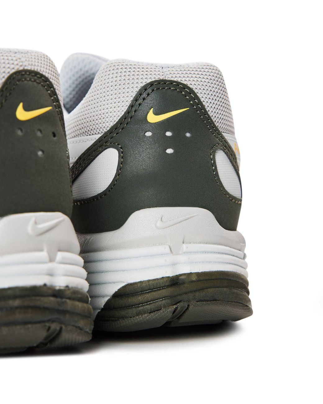 Nike White Simple Sports Shoes for men
