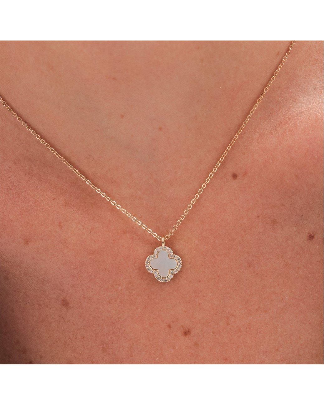 Jon Richard Metallic Plated And Mother Of Pearl Clover Pendant Nec