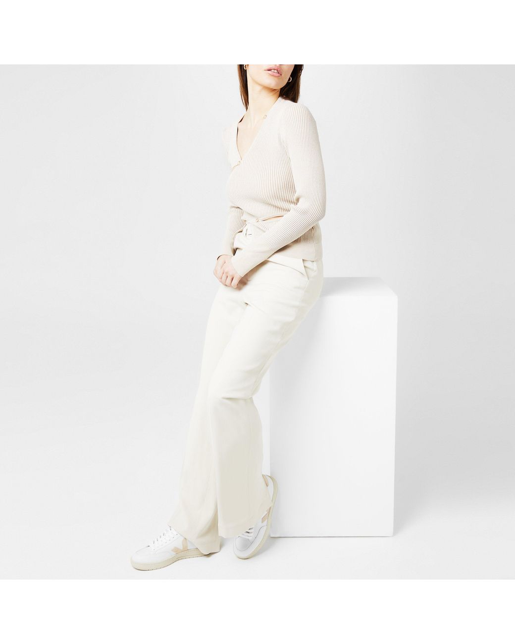 Veja White V-12 Trainers