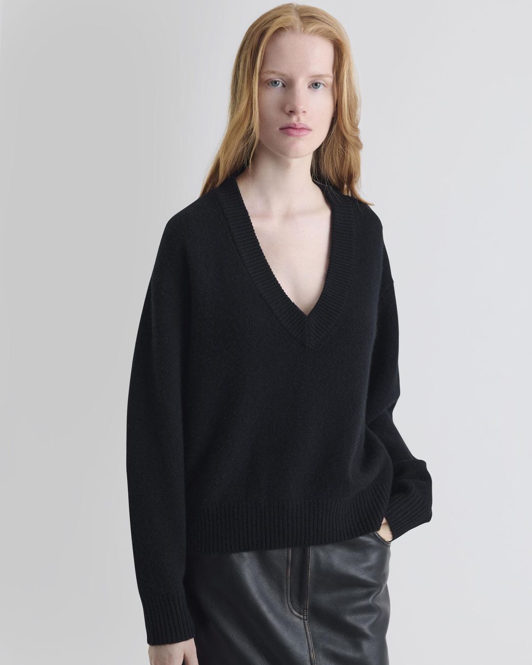 PULL COL V EN CACHEMIRE IRO en coloris Black