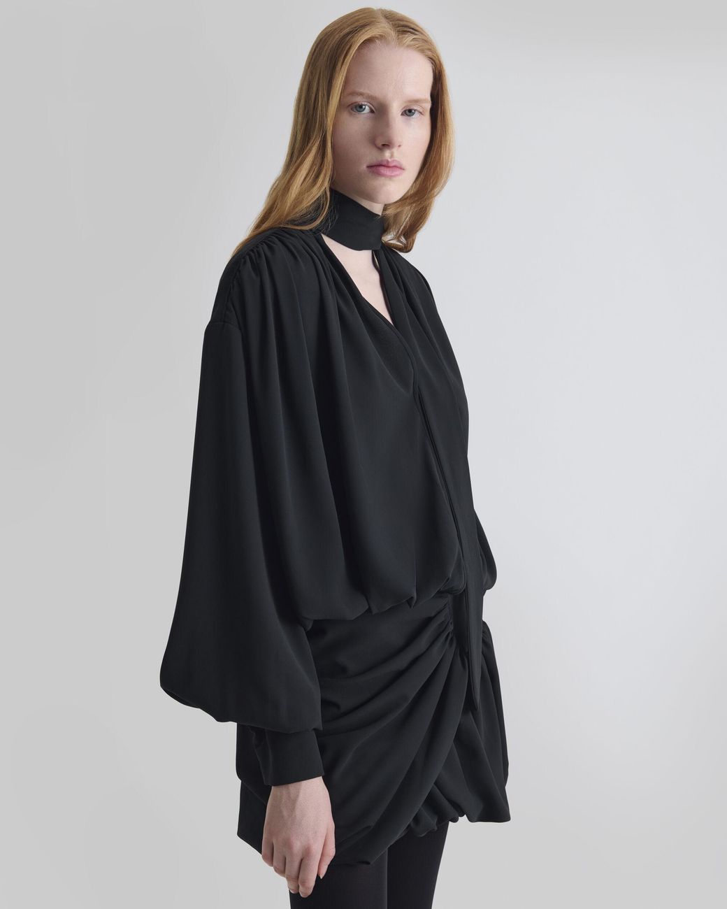 ROBE MINI DRAPÉE IRO en coloris Black