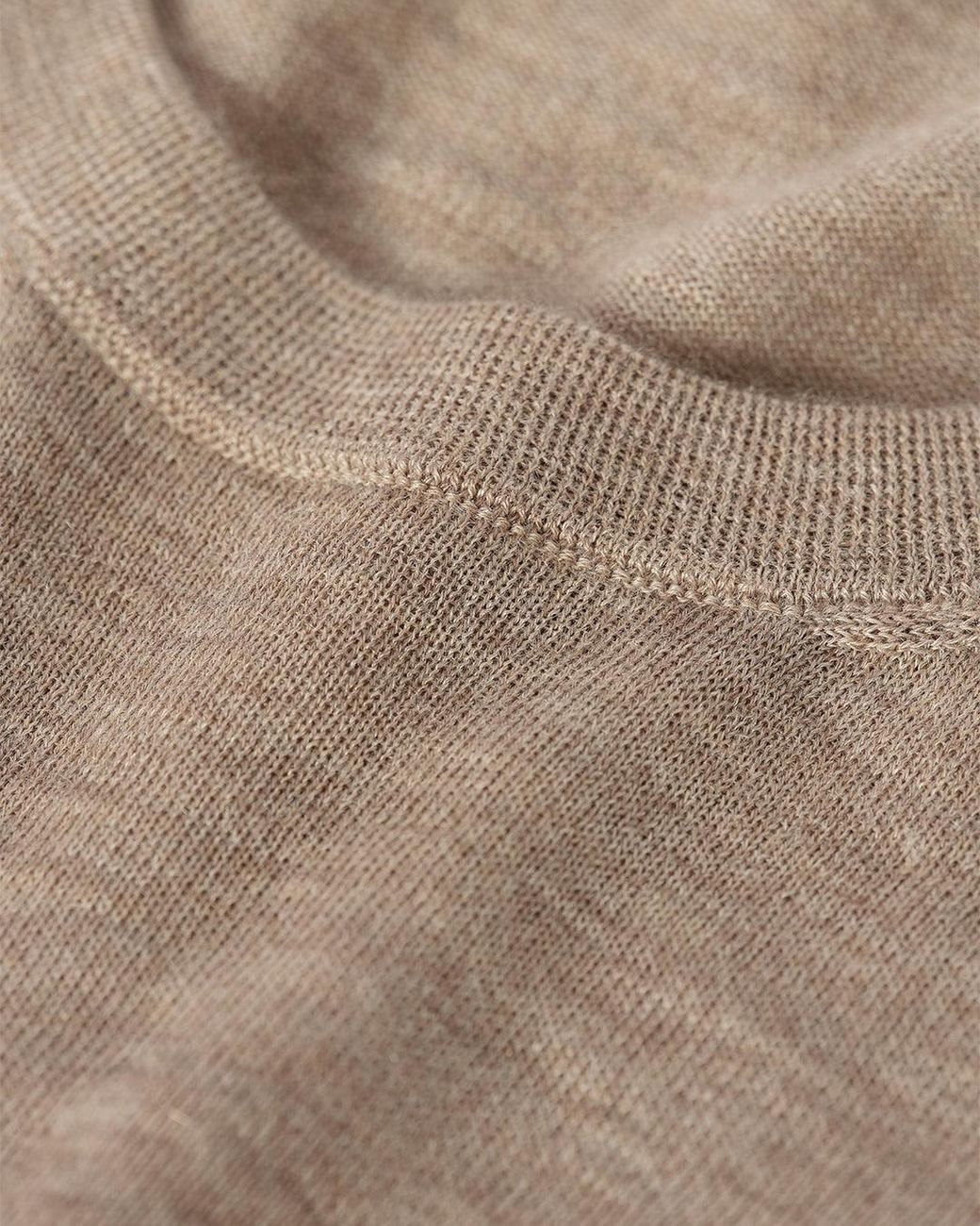 Johnstons Natural Fin Light Superfine Cashmere Jumper for men