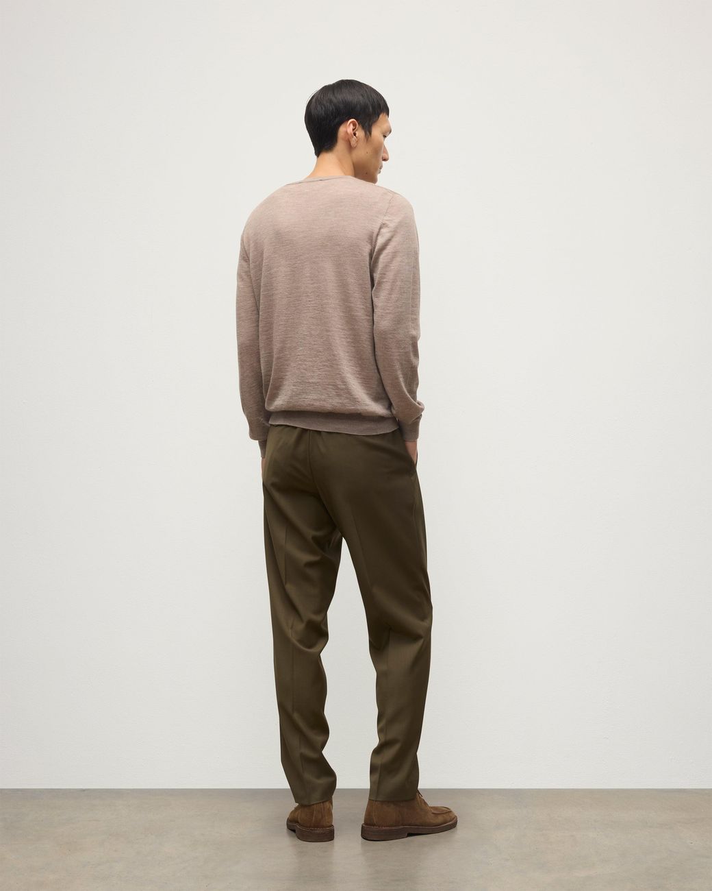 Johnstons Natural Fin Light Superfine Cashmere Jumper for men