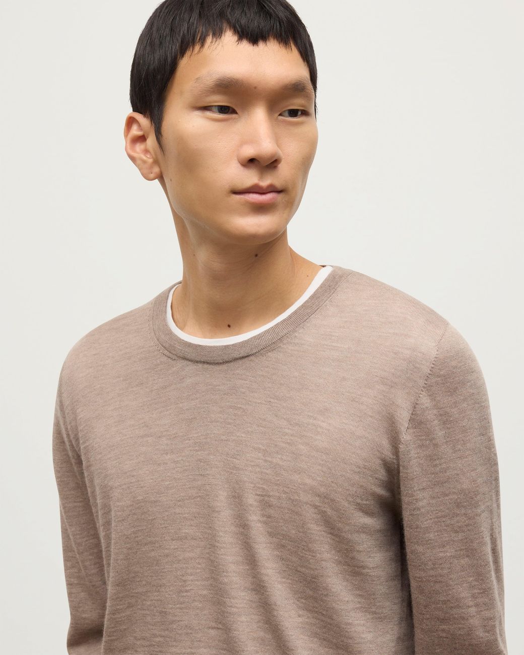 Johnstons Natural Fin Light Superfine Cashmere Jumper for men