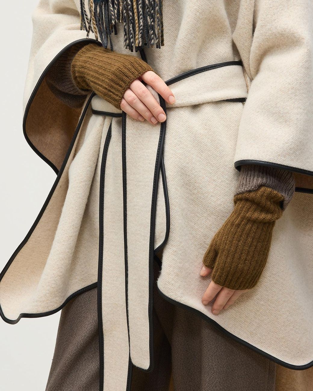 Johnstons Natural Della Ribbed Cashmere Wristwarmers