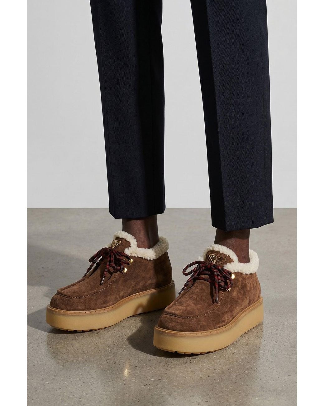 Stringate Suede di Prada in Brown