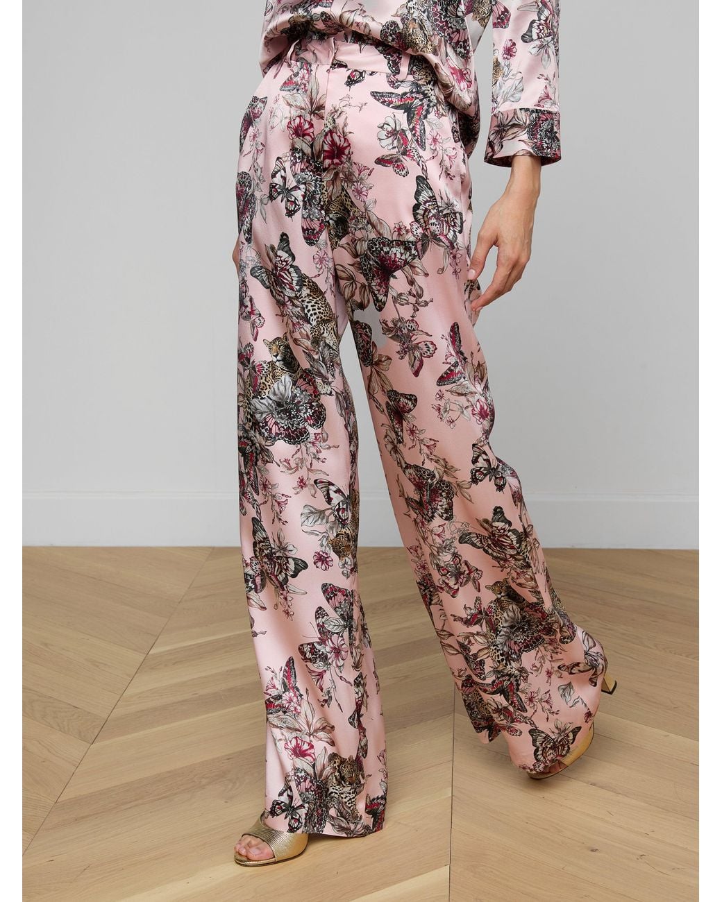Pantalon Ample En Soie Pilar, Rose Pâle À Imprimé Jungle Papillons Coloré L'Agence en coloris Multicolor