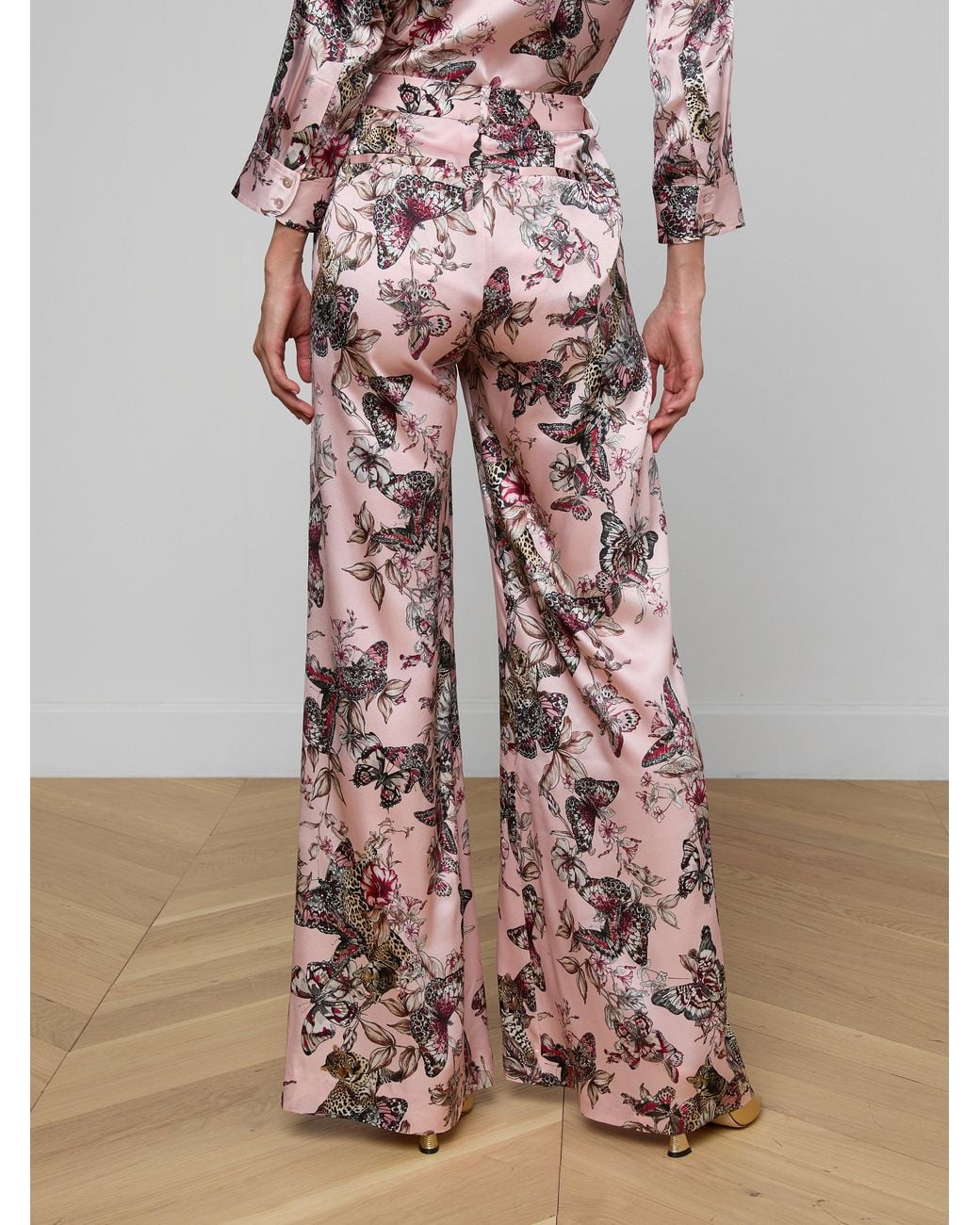 Pantalon Ample En Soie Pilar, Rose Pâle À Imprimé Jungle Papillons Coloré L'Agence en coloris Multicolor