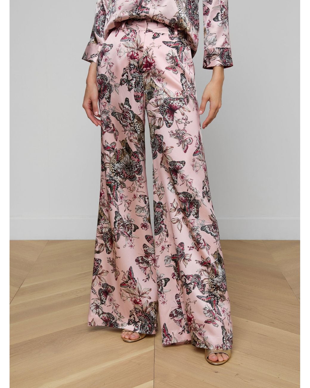 Pantalon Ample En Soie Pilar, Rose Pâle À Imprimé Jungle Papillons Coloré L'Agence en coloris Multicolor