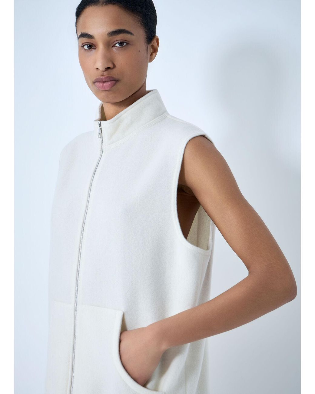 Rier White Sleeveless Zip Vest