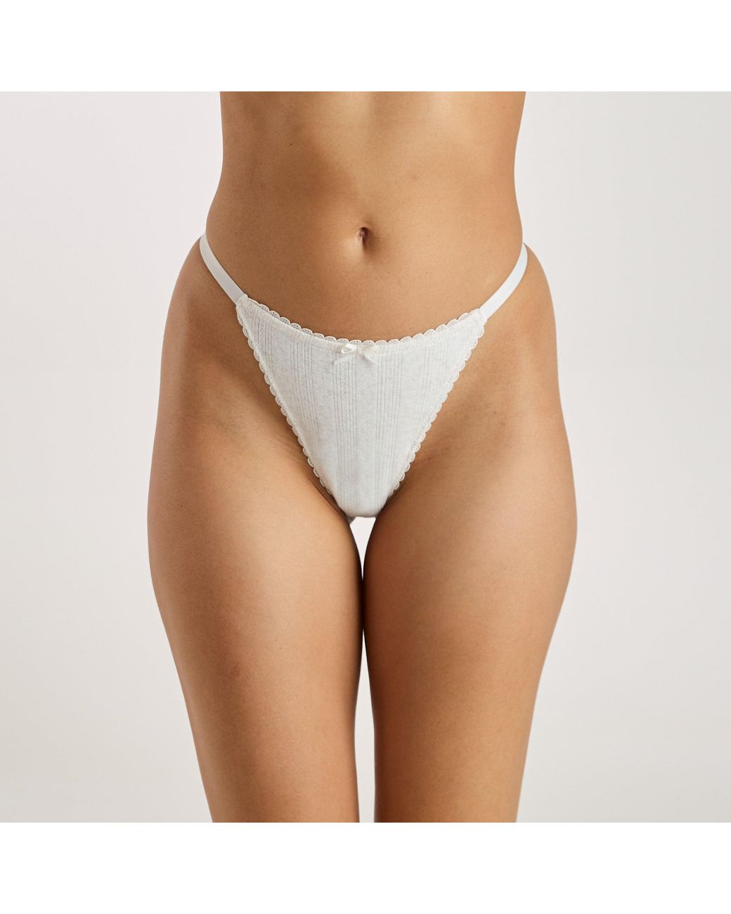 String Triangle En Pointelle Lounge en coloris White