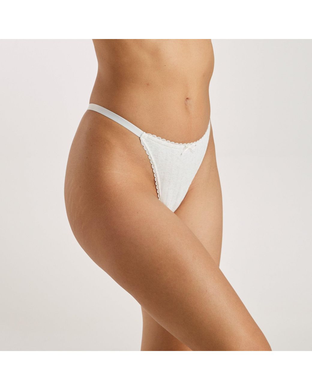 String Triangle En Pointelle Lounge en coloris White
