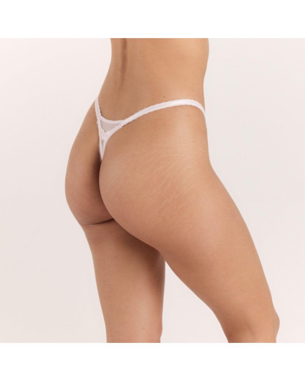 Lounge White Attract String